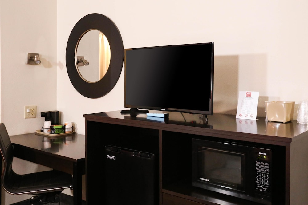 Econo Lodge Inn Suites Greenville 49/69