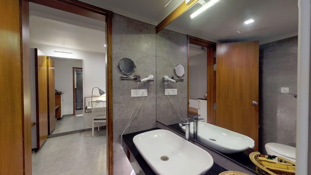 Hotel Shivas Gateway 77/77