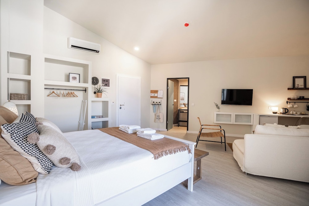 DELUXE, SUITE, POOL VIEW