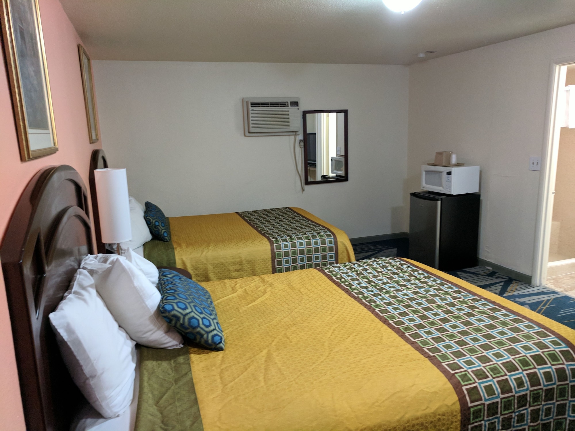 STANDARD, 2 QUEEN BEDS