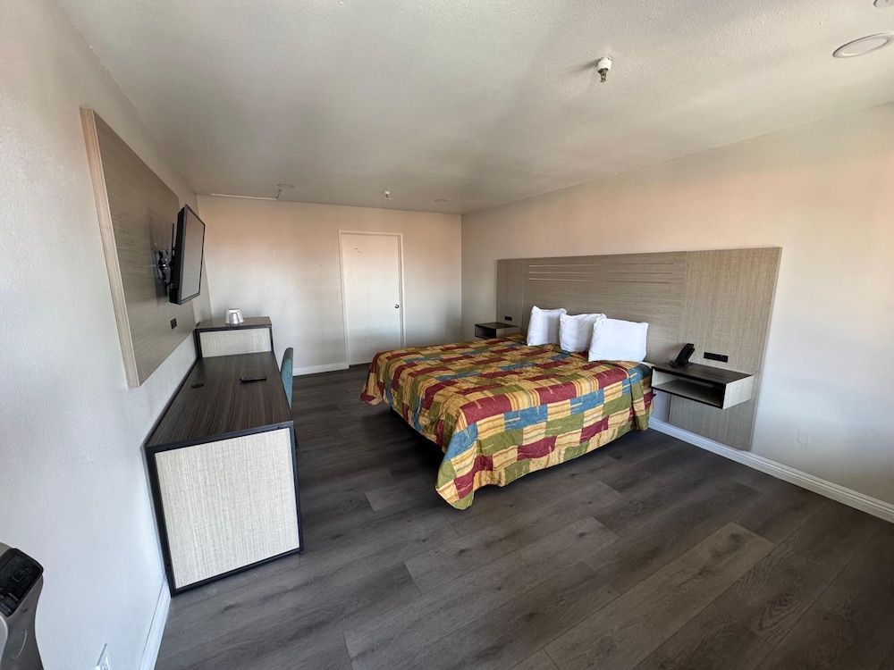Five Star Inn West Covina 36/42