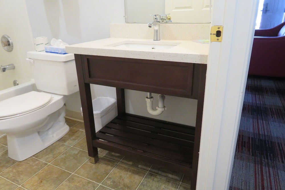 Luxbury Inn & Suites 32/34