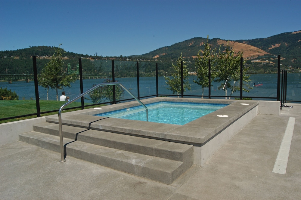 Best Western Plus Hood River Inn 53/80