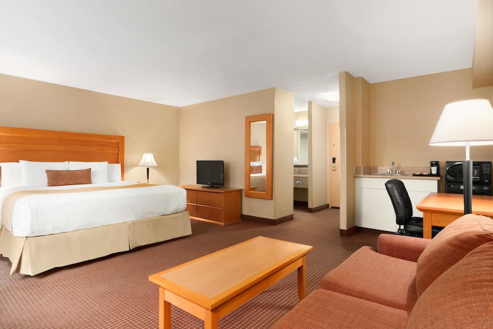 Days Inn by Wyndham Edmonton Downtown 14/38