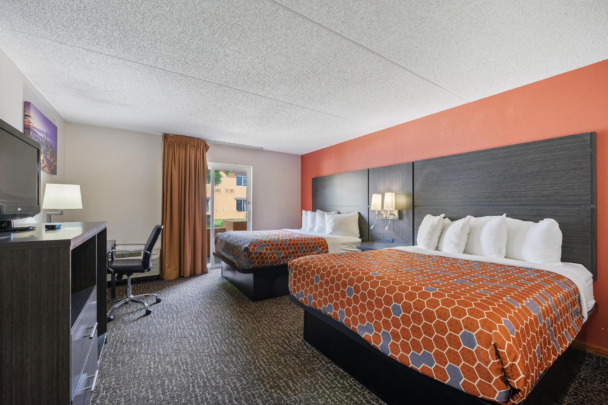 Courtyard, Queen Bed