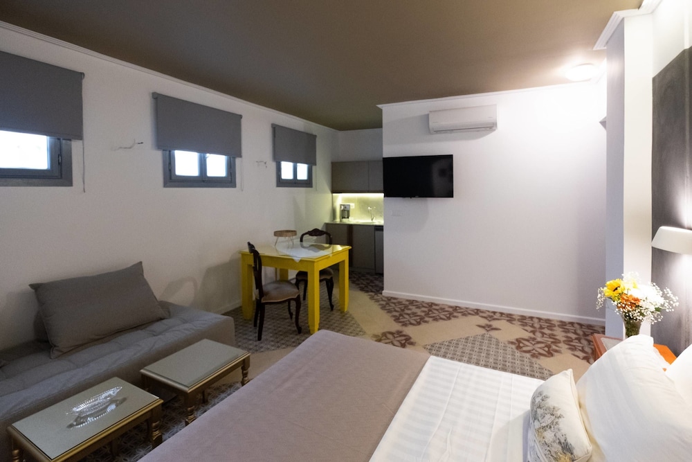 Athenian Yard Suites 14/50