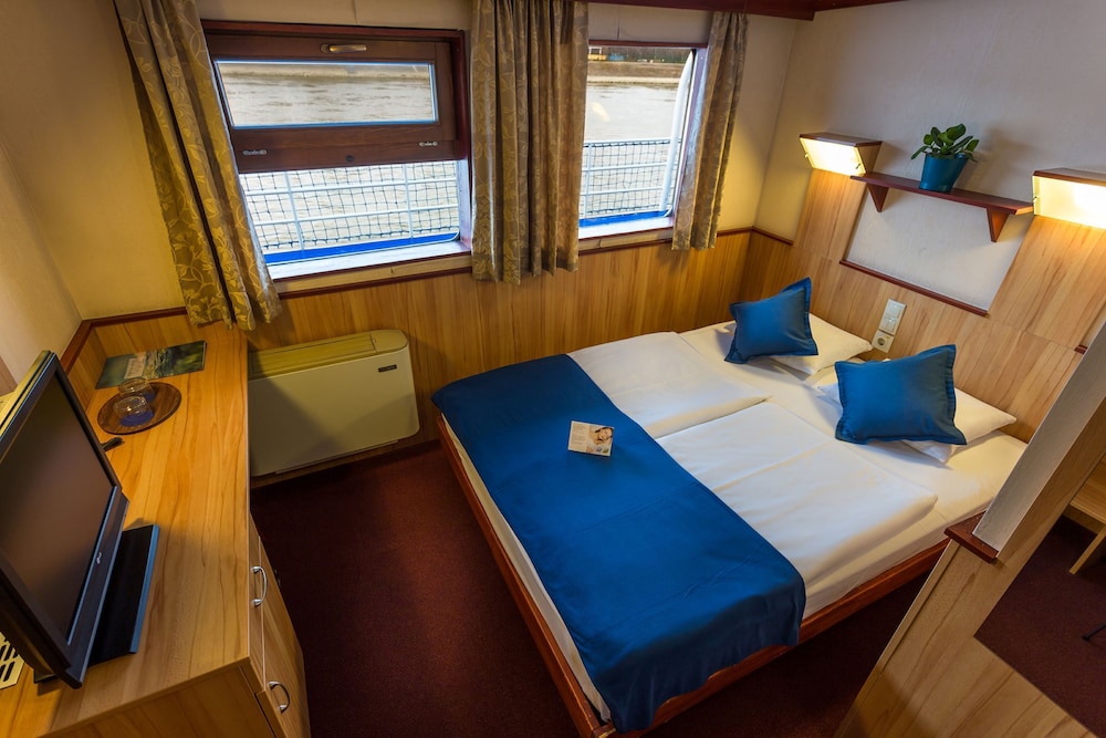 Fortuna Boat Hotel 6/24