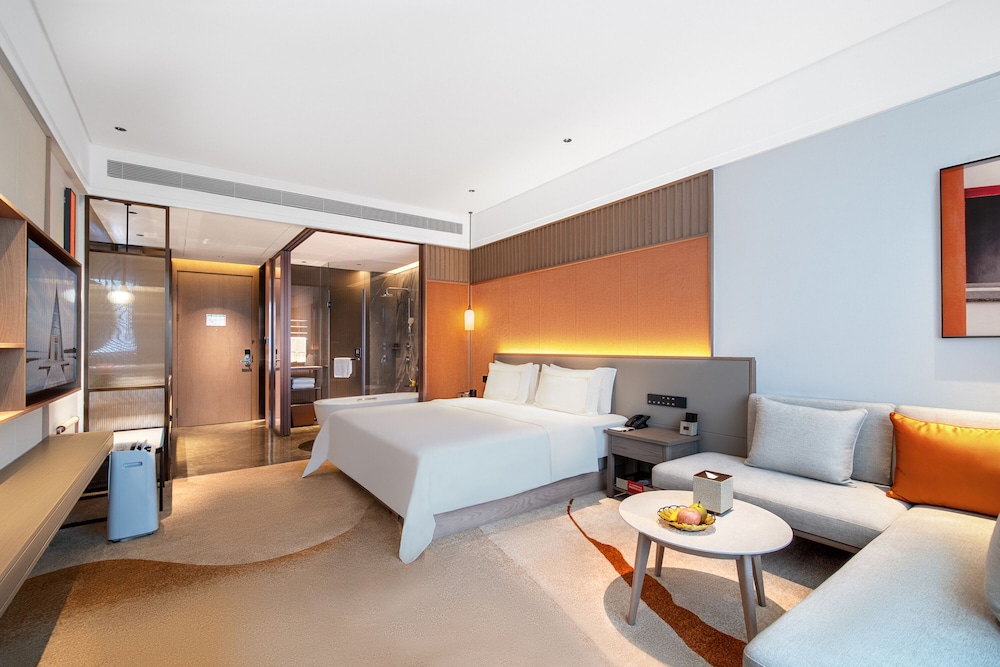 DELUXE, KING BED, LAKE VIEW