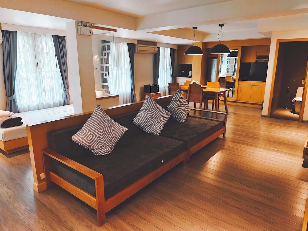 Moon Dragon Hotel 50/63