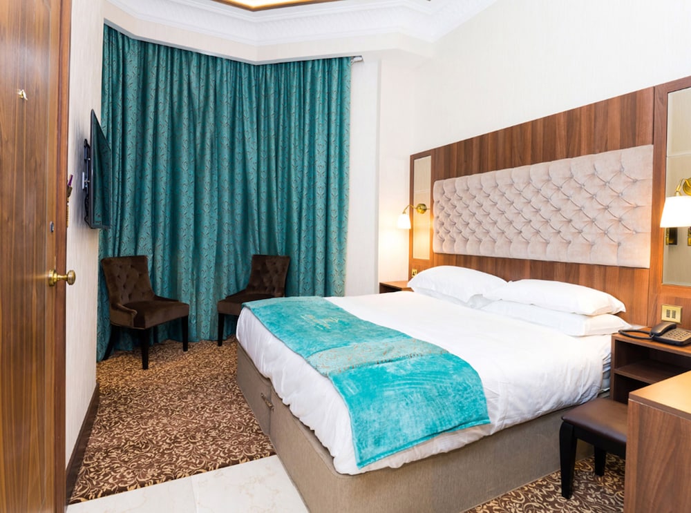 DELUXE, KING BED