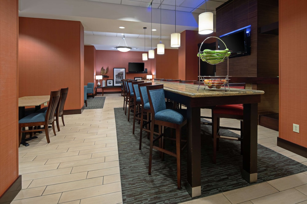 Hampton Inn Suites Bremerton 41/57