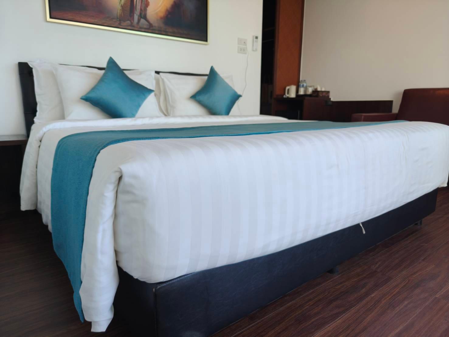 Deluxe, Double Bed, Side Sea View