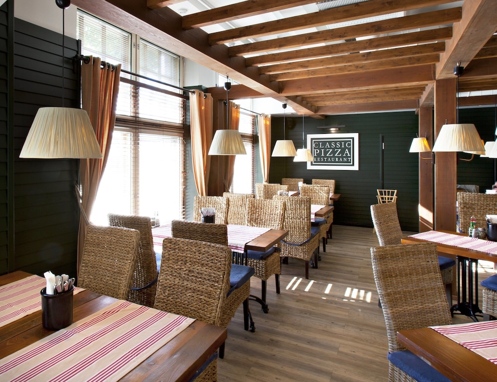 restaurant cafeteria