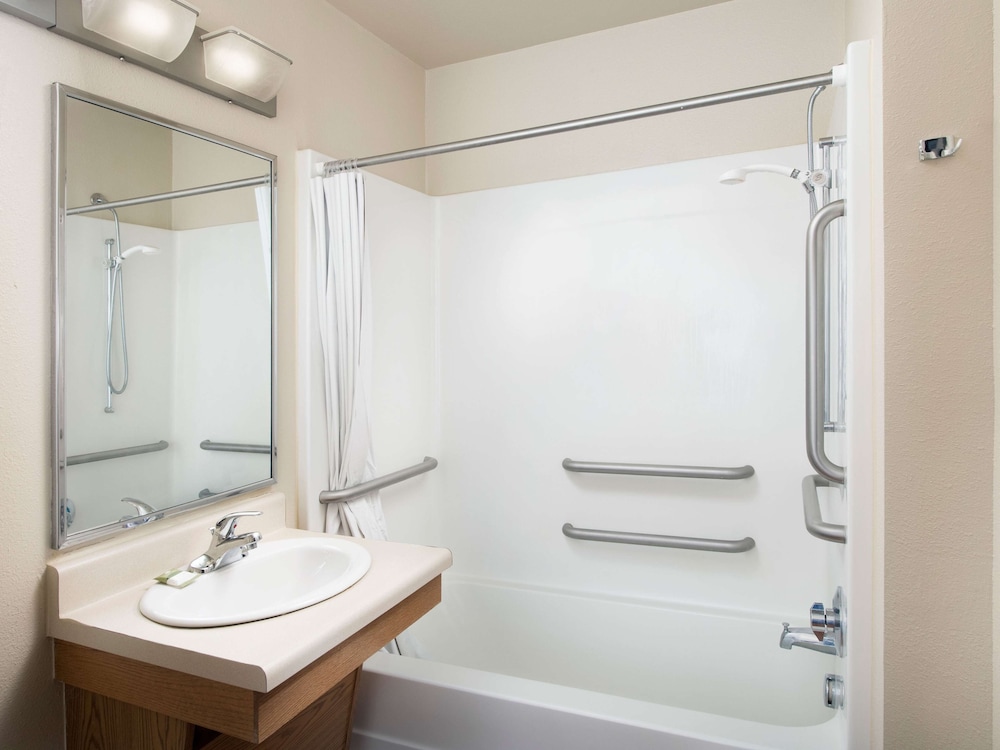 Studio 6 Extended Stay Cincinnati Sharonville OH 41/44