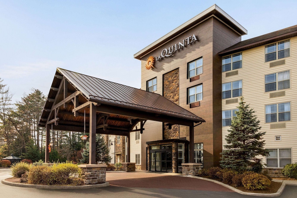 La Quinta Inn and Suites by Wyndham Lake George 43/50