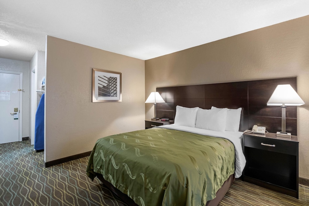 Quality Inn & Suites Des Moines - Merle Hay Road 17/39