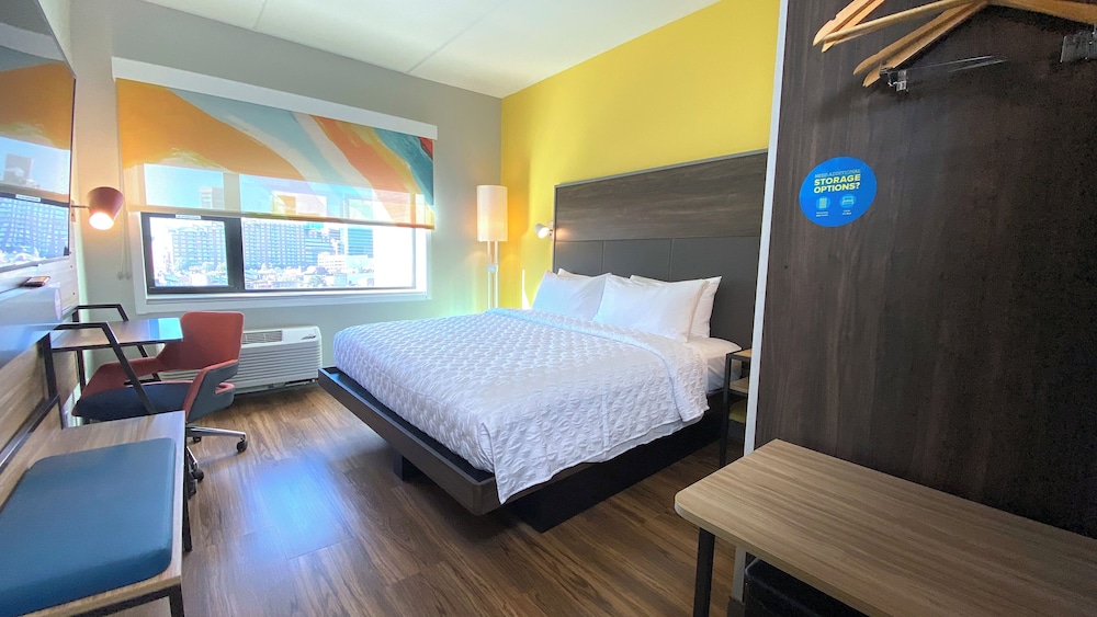 ROOM, KING BED, ACCESSIBLE