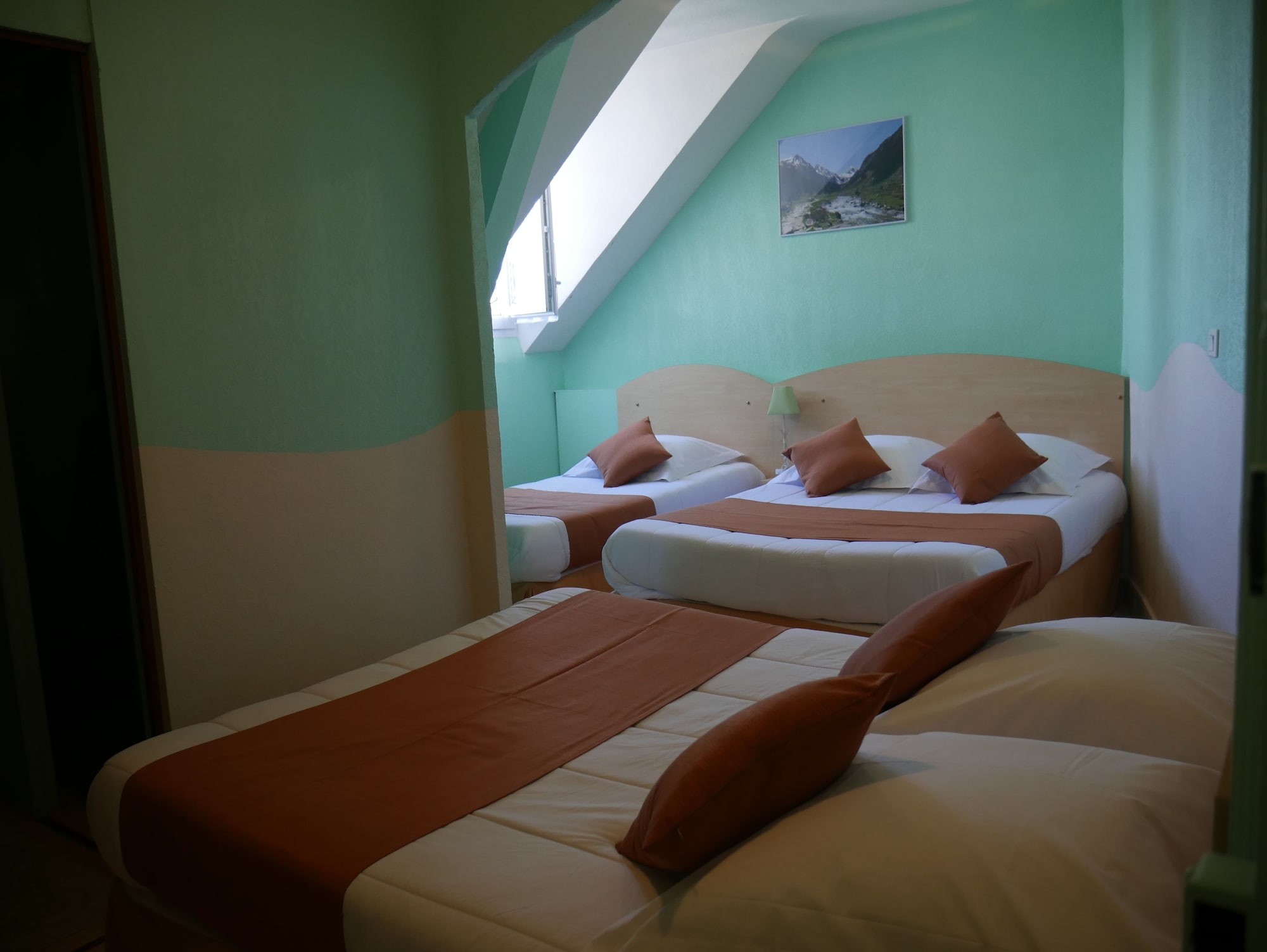 Comfort, Family, 1 Single and 2 Queen Beds