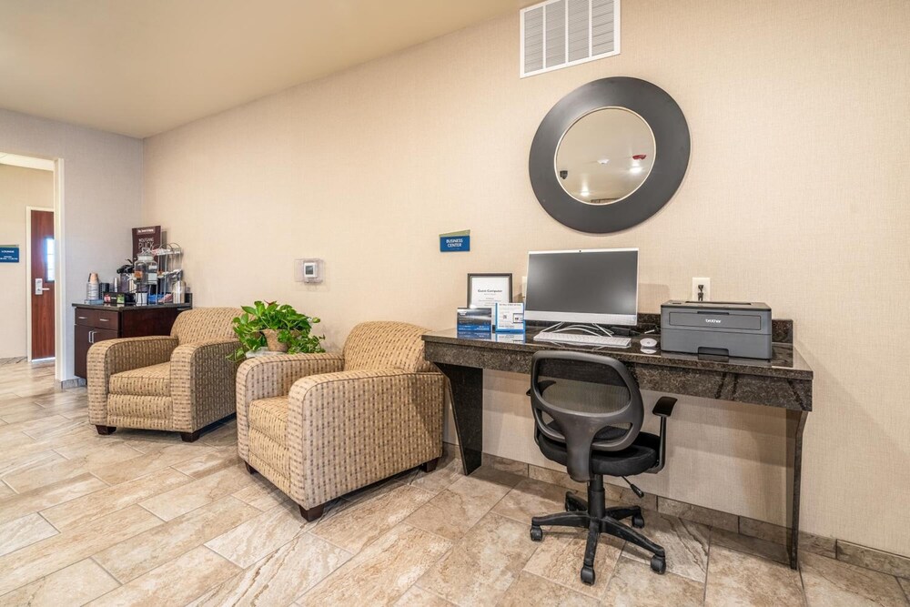 Cobblestone Hotel & Suites - Newport 55/61