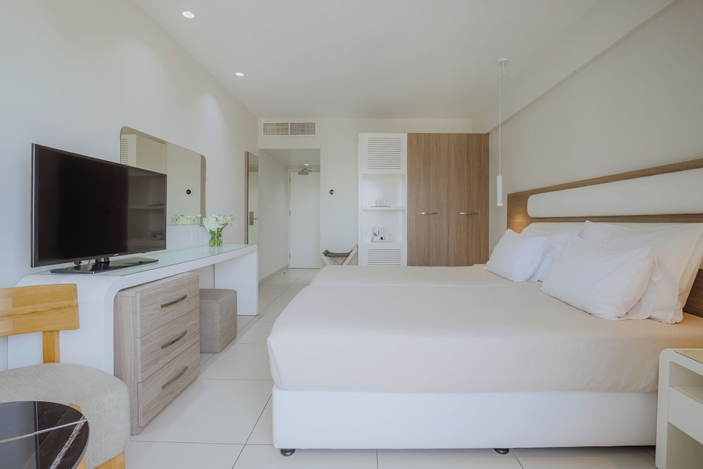 DELUXE, DOUBLE OR TWIN BED, PARTIAL SEA VIEW