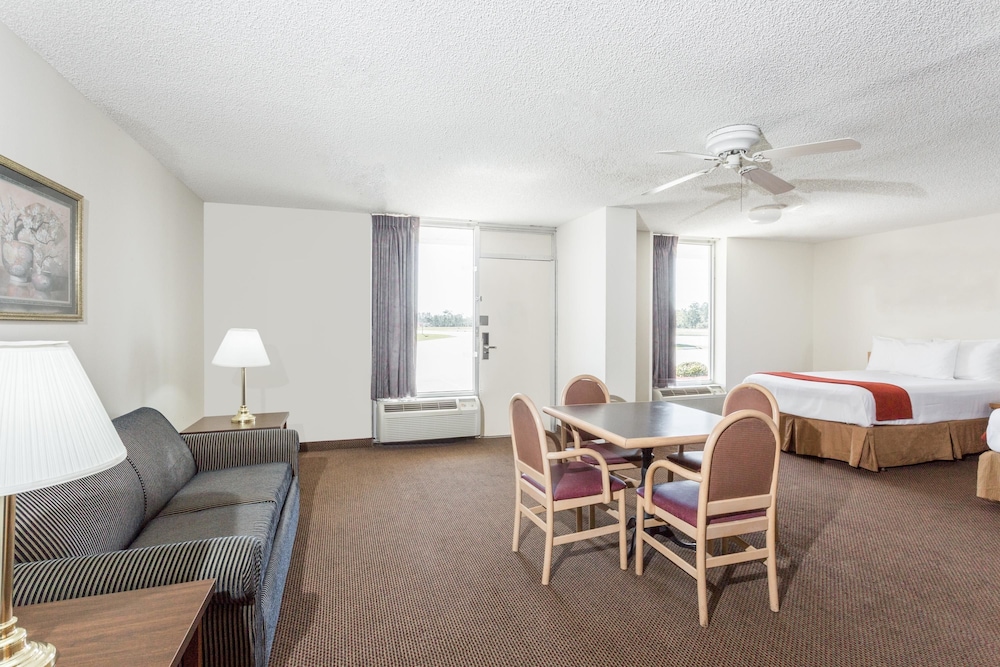 Days Inn by Wyndham Adel I-75 23/38