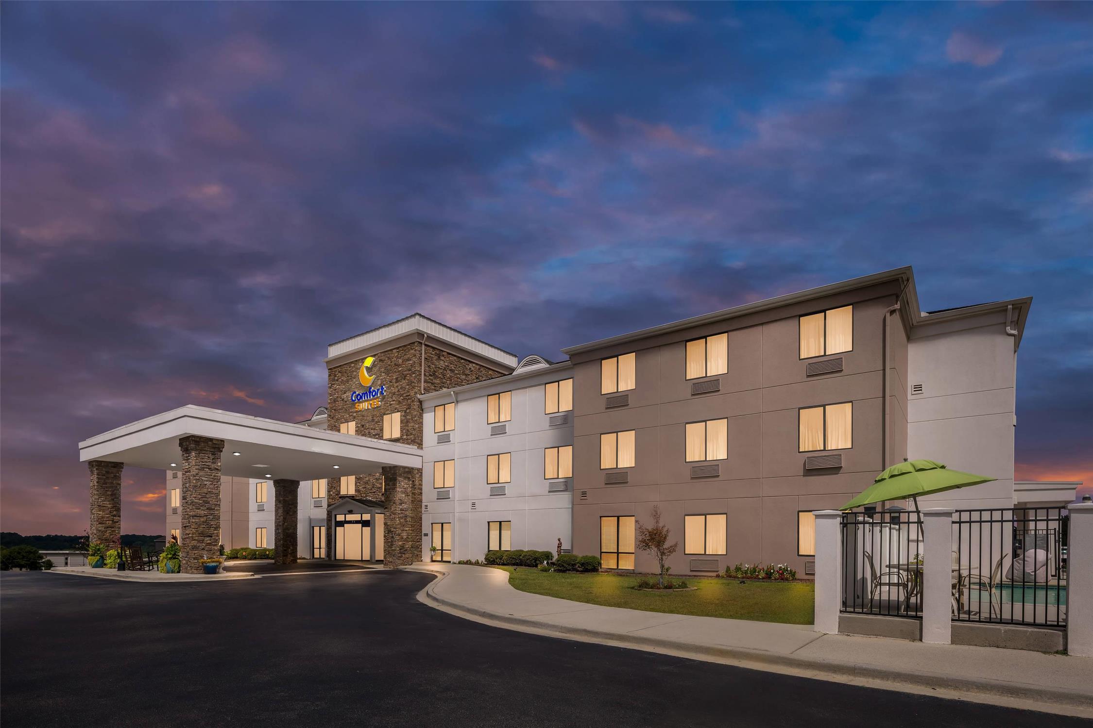 Comfort Suites CS-SU Cullman I-65 Exit 310 4/33