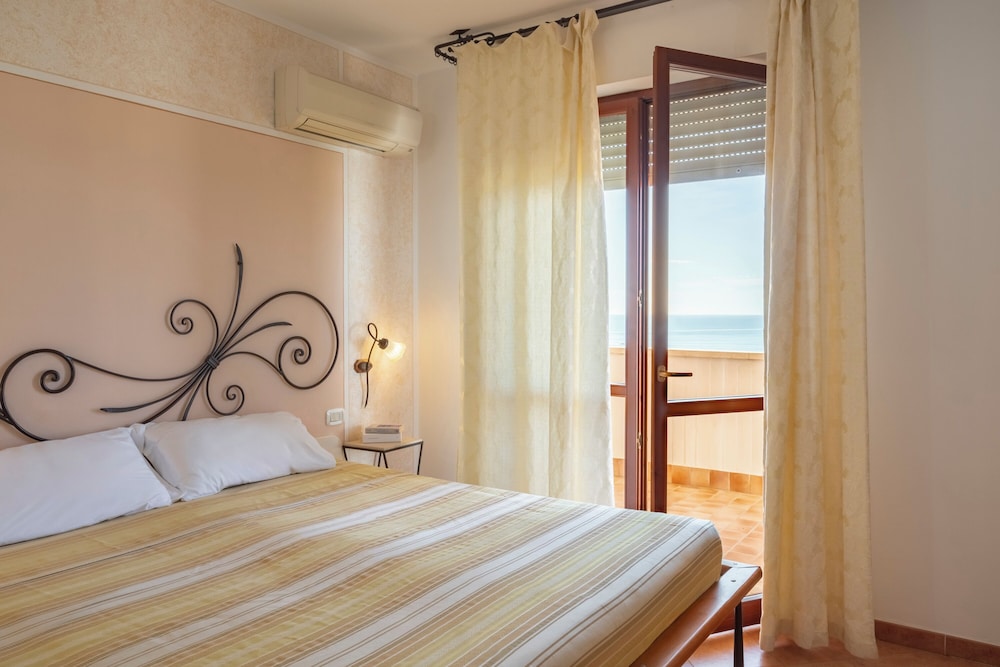 جناح سوبيريور بسرير كوين بإطلالة على البحر بشرفة مع أريكة، Lola Piccolo Hotel 3/5