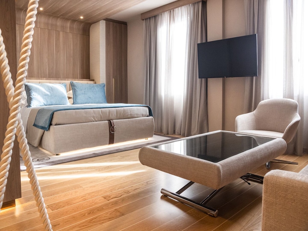 Miramare Suites 40/42