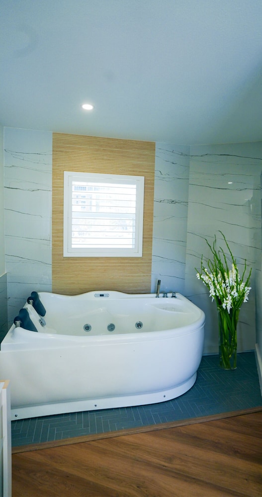 Ivory Sands Beach Suites 50/50
