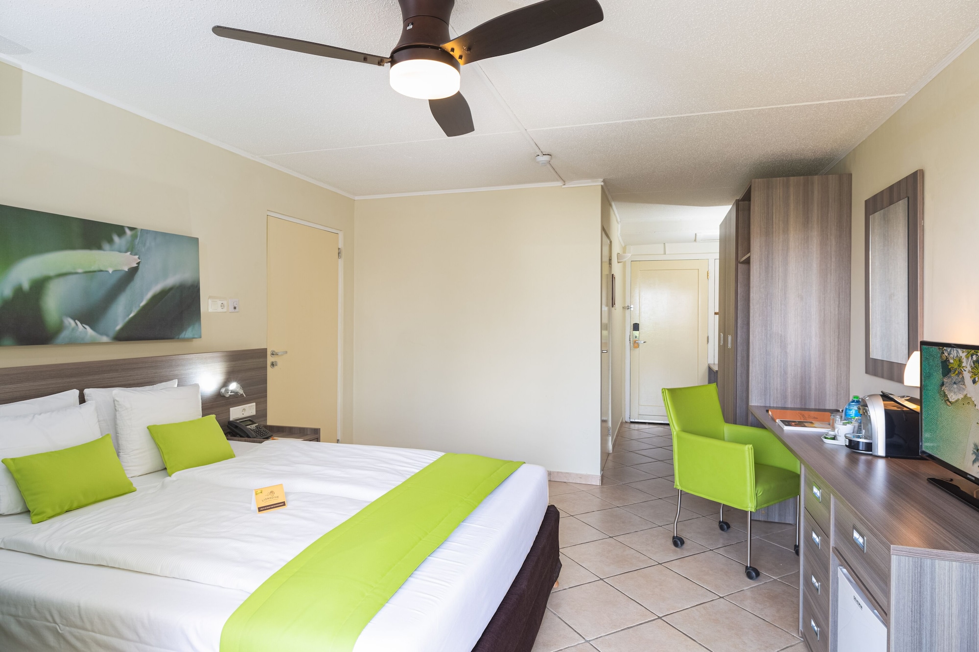 ROOM, RESORT VIEW