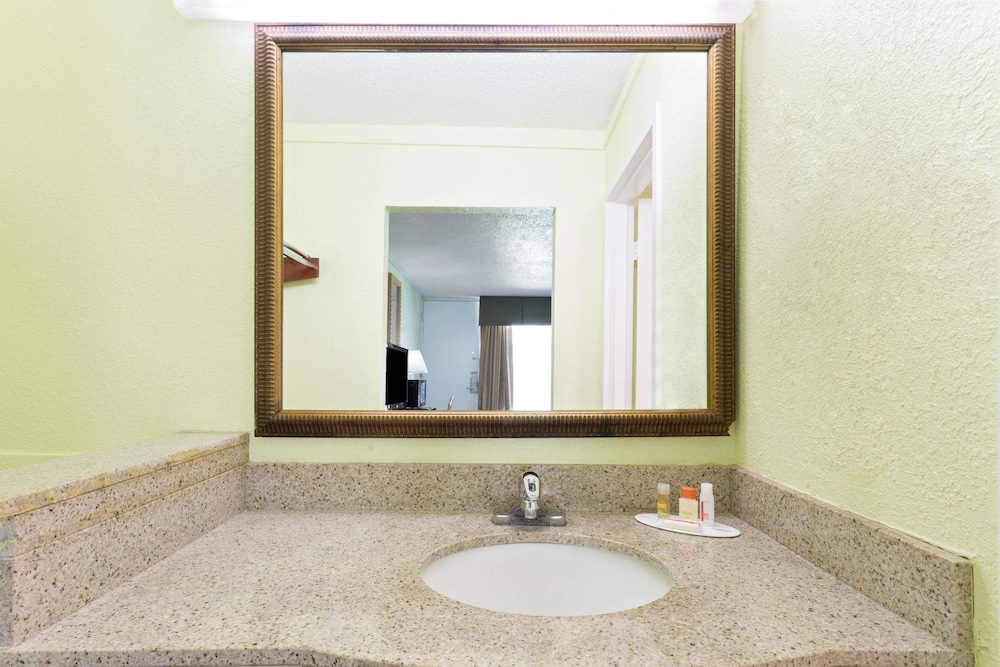 Days Inn By Wyndham Washington 13/17