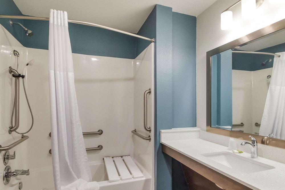 غرفة بسرير كينج لذوي الإعاقة، WoodSpring Suites Lake Jackson 4/5