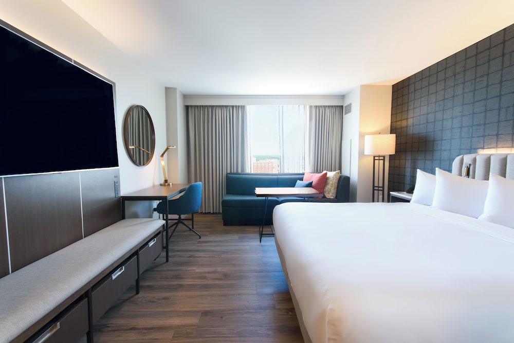 Hyatt Regency Wichita 18/80