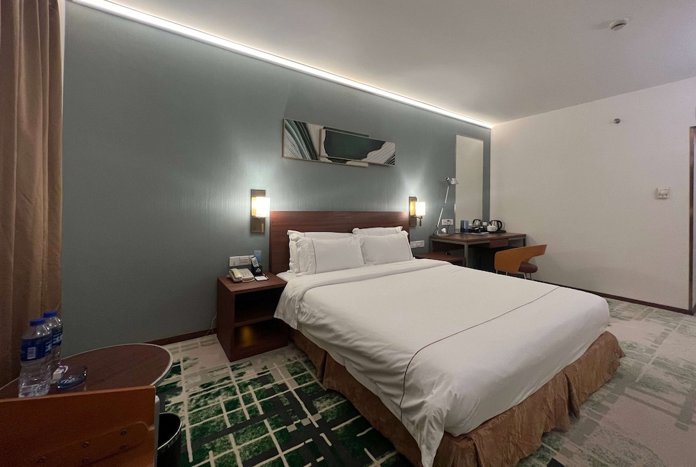 ELEGANT, KING BED