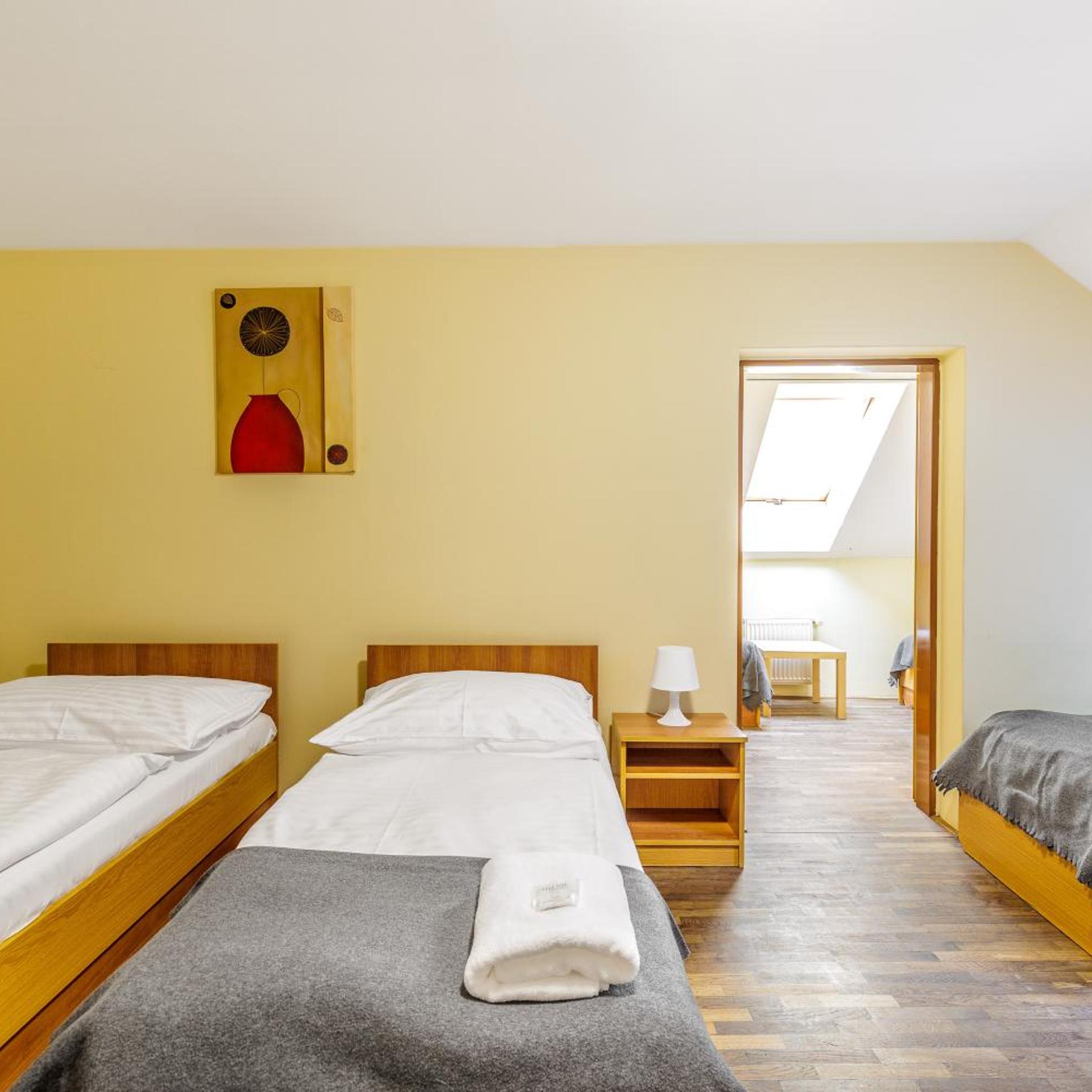 Room, Quintuple