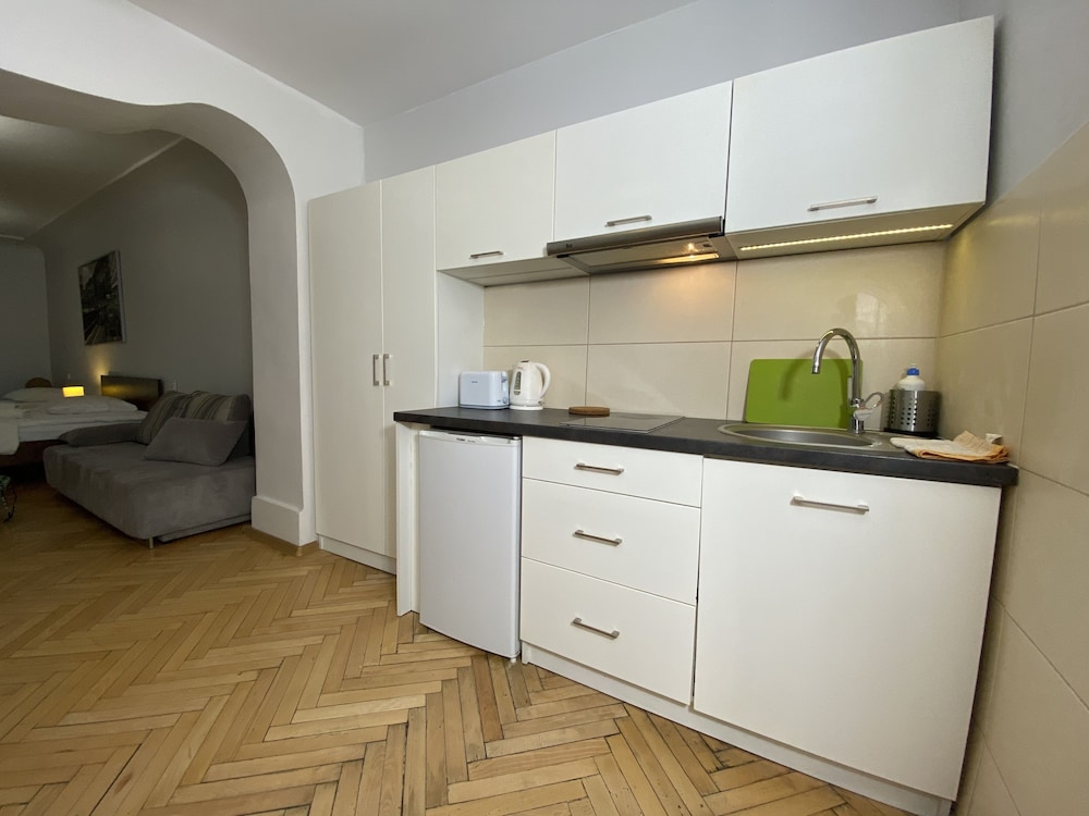 P&J Apartments 6/50
