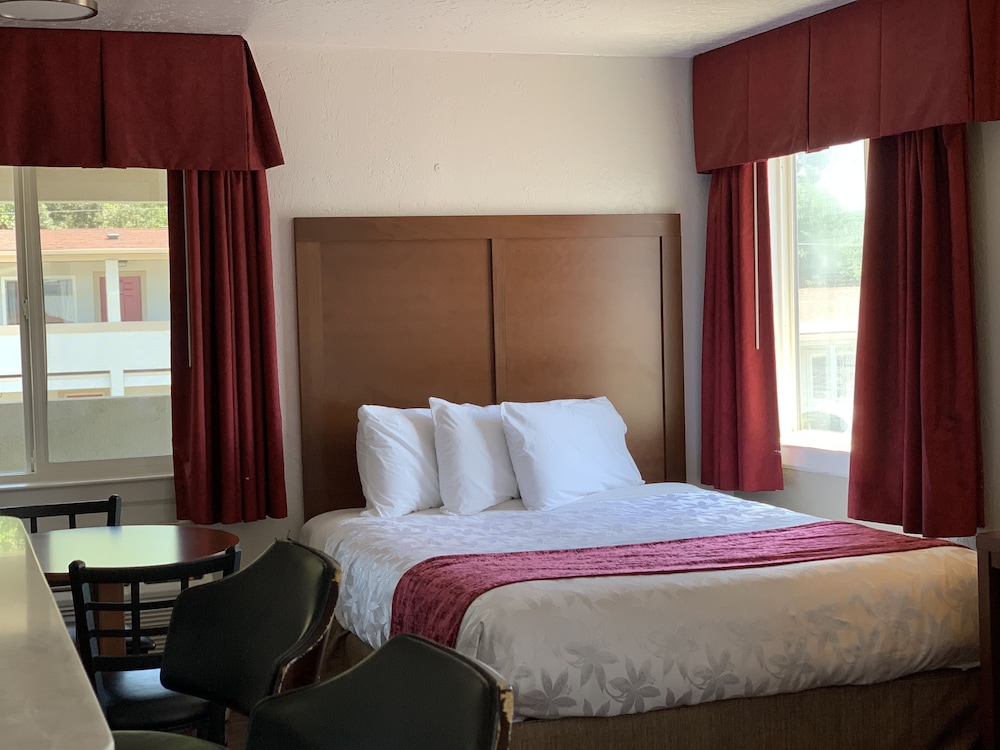 Red Carpet Inn Medford 19/36