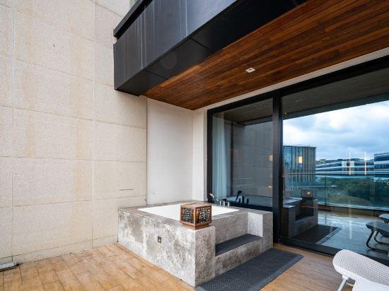 Ambassador, Healing, Suite, Bathtub