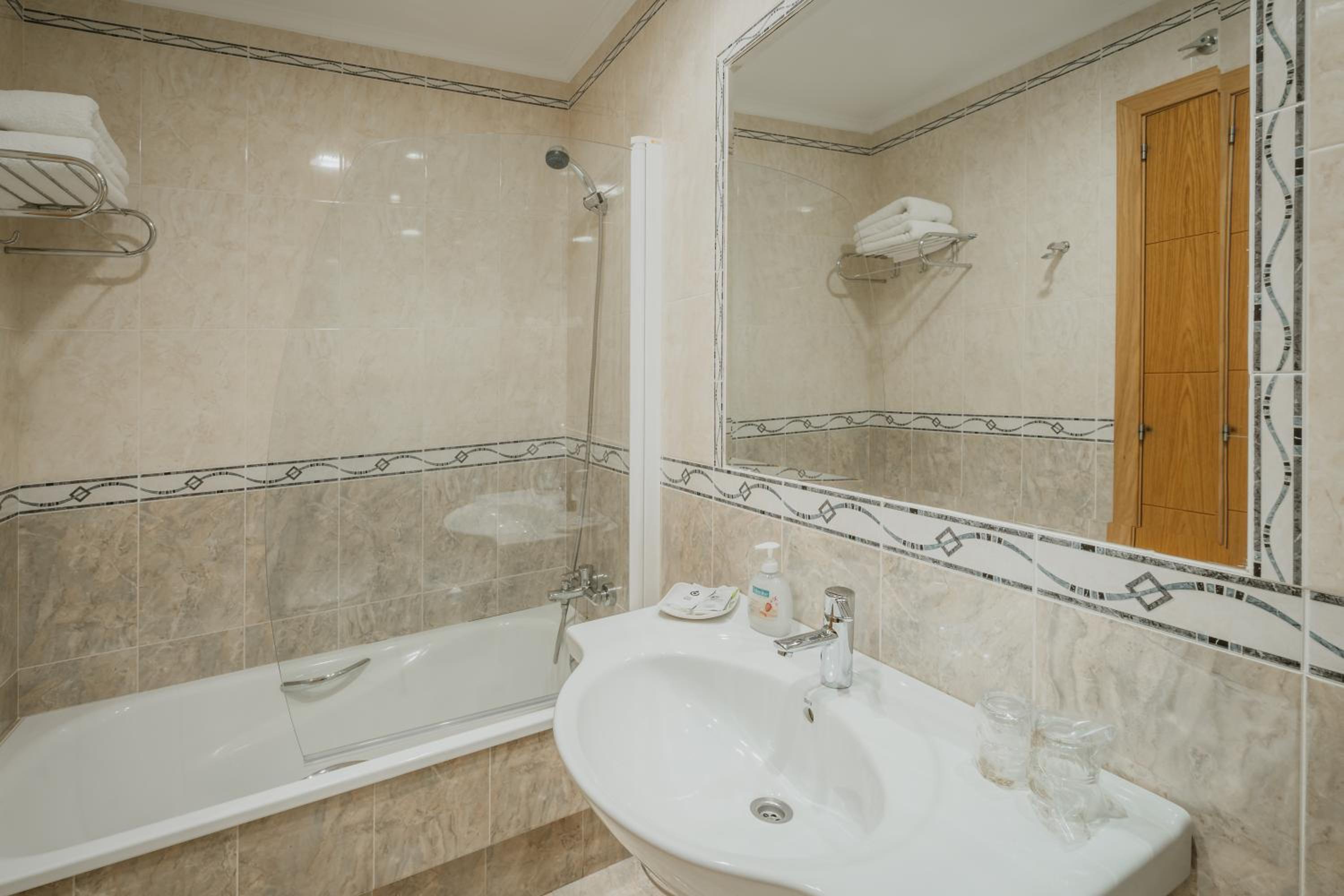 Hotel Reina Isabel 50/57