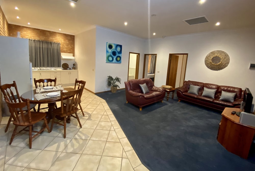 Coastal Waters Motor Inn 48/73