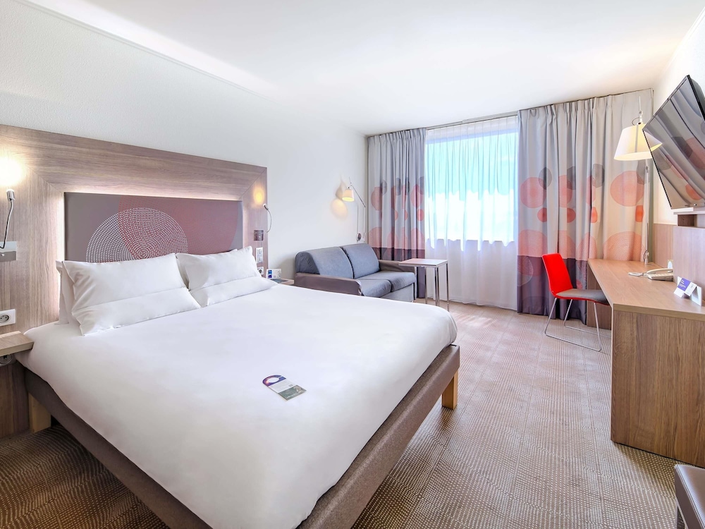 STANDARD, QUEEN BED, SOFA