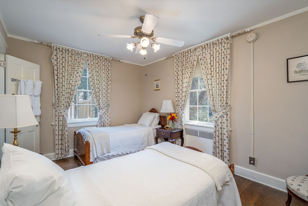 Cedars of Williamsburg Bed & Breakfast 3/50
