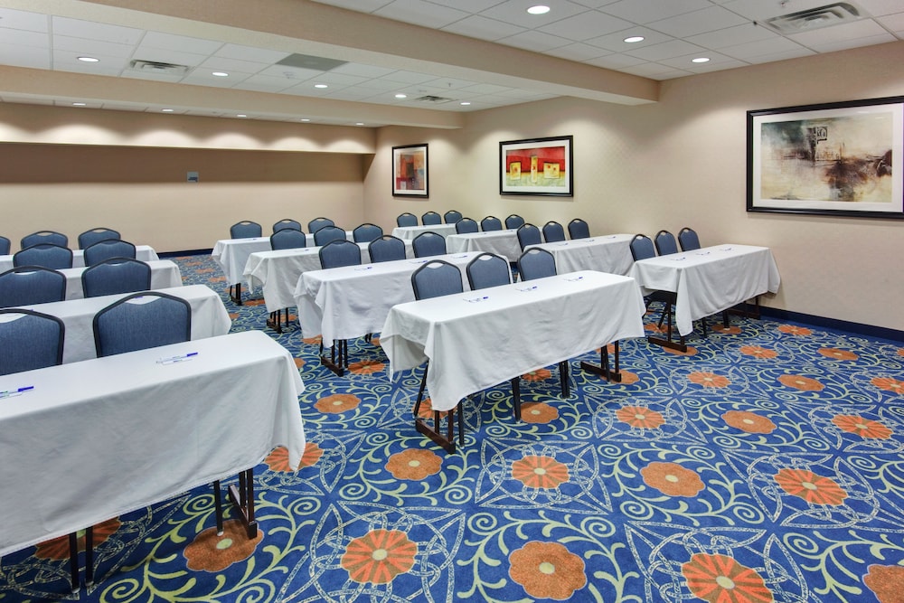 Holiday Inn Express Hotel & Suites Detroit-Novi 56/69