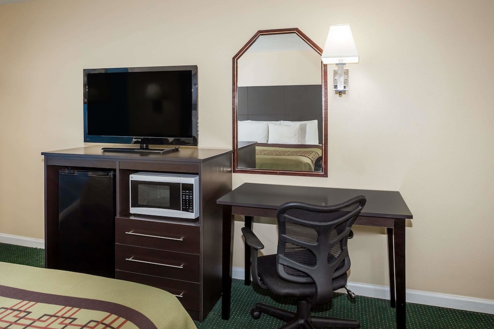 Days Inn by Wyndham Enterprise 19/26