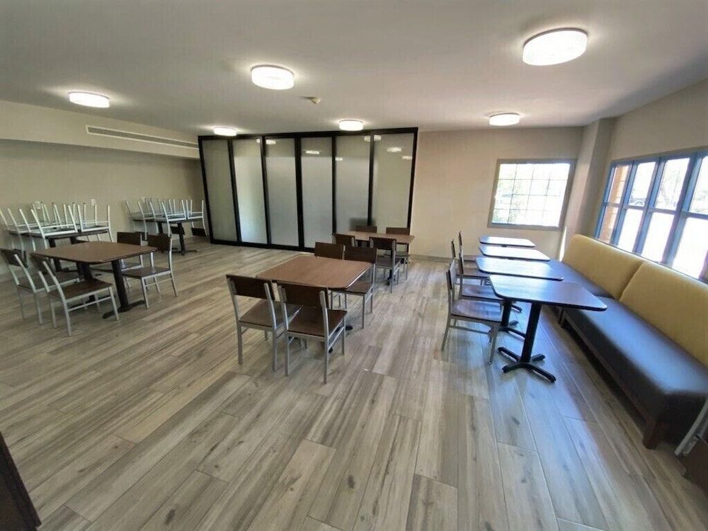 Days Inn & Suites by Wyndham Mesa Near Phoenix 20/36