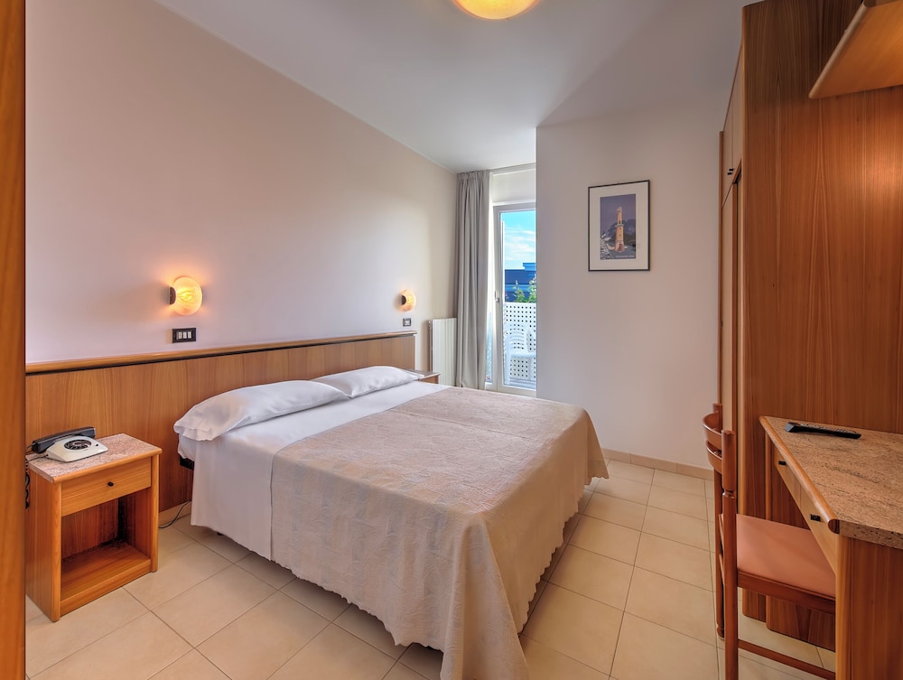STANDARD, DOUBLE OR TWIN BED, BALCONY