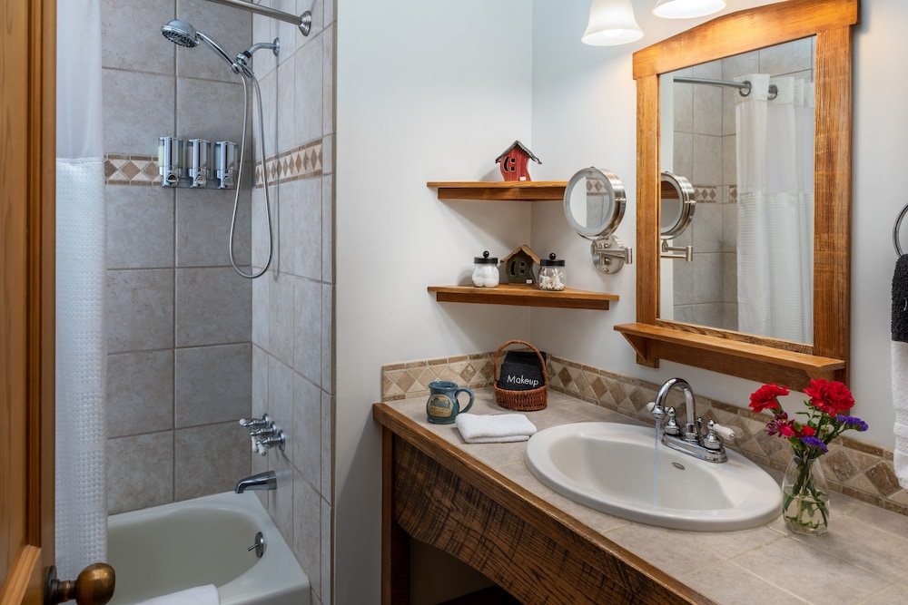 Bent Creek Lodge Bed &amp; Breakfast 48/50