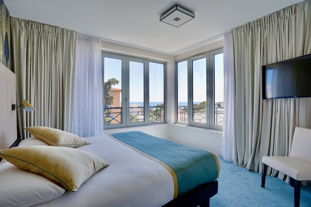 SUITE, KING BED, SOFA, TERRACE