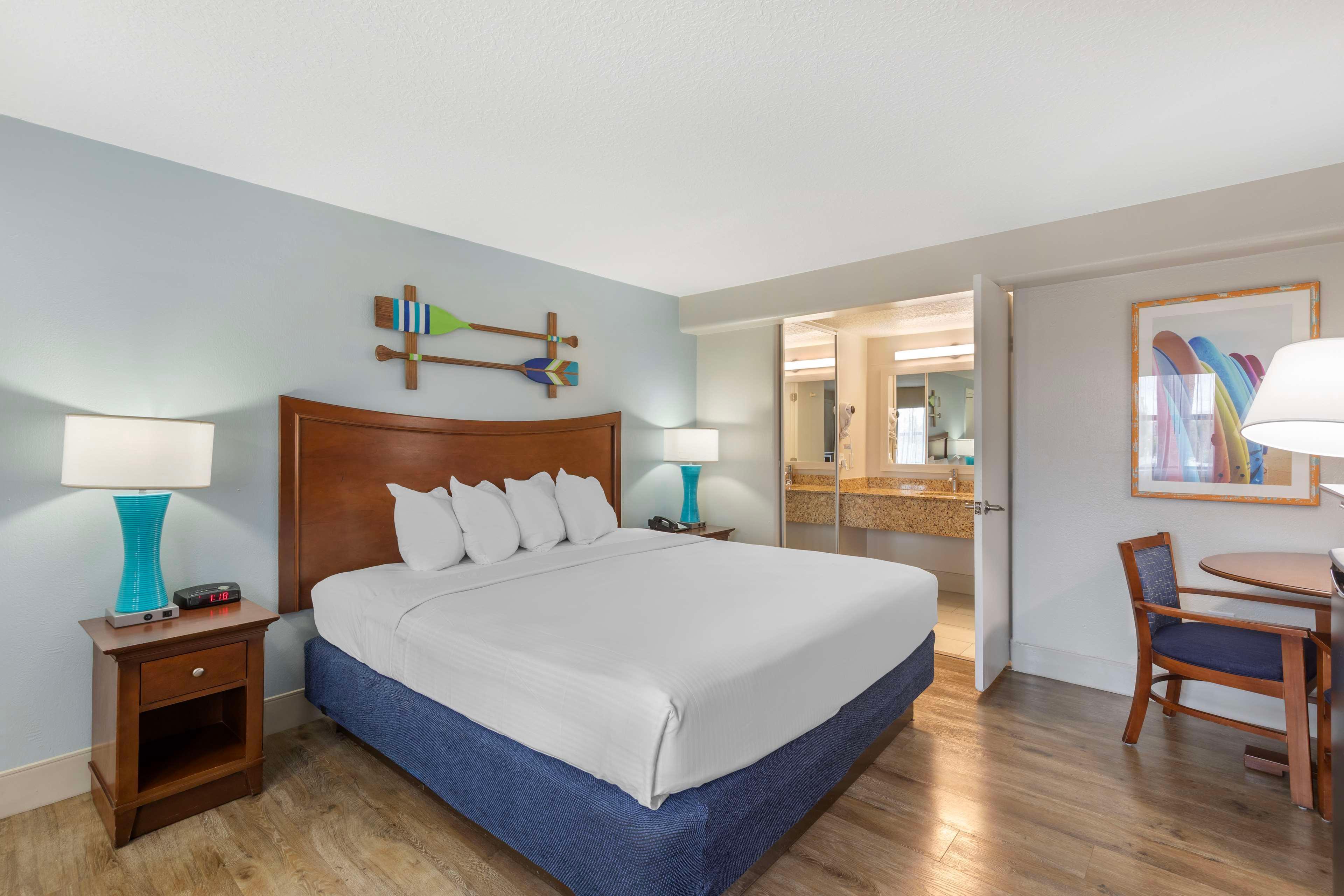 Exterior, Garden, Courtyard, King Bed