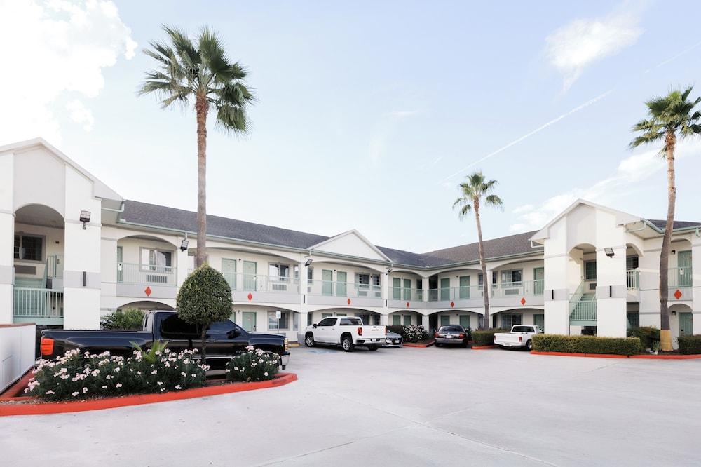 Palace Inn I-10East & John Ralston 17/24